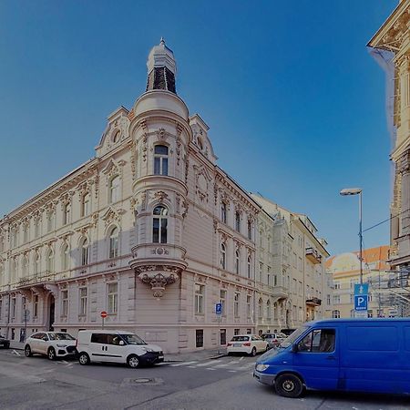 Beautiful Condo At The Old Town Bratislava Buitenkant foto
